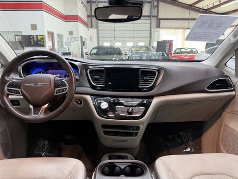 Used 2017 Chrysler Pacifica Touring-L Plus w/ Advanced Safetytec Group FWD image 19