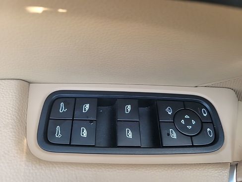 Used 2022 Porsche Cayenne AWD/4WD image 11