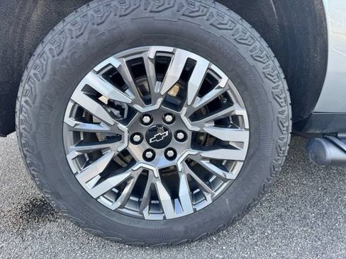 Used 2025 Chevrolet Suburban Z71 w/ Comfort Package AWD/4WD image 18