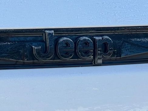 Used 2025 Jeep Grand Cherokee Altitude image 46