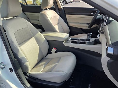 Used 2025 Nissan Altima 2.5 SV image 16