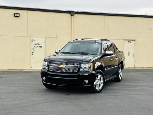 Used 2012 Chevrolet Avalanche LTZ image 4