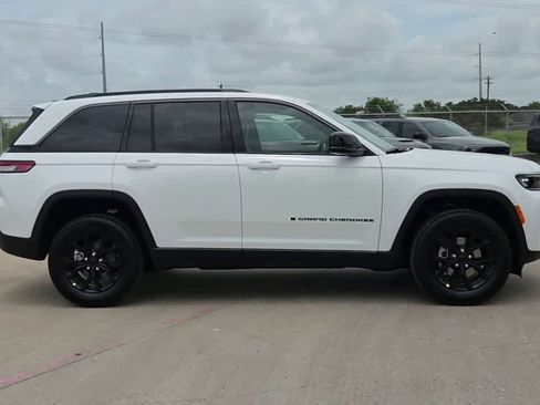 New 2026 Jeep Grand Cherokee Altitude RWD image 9