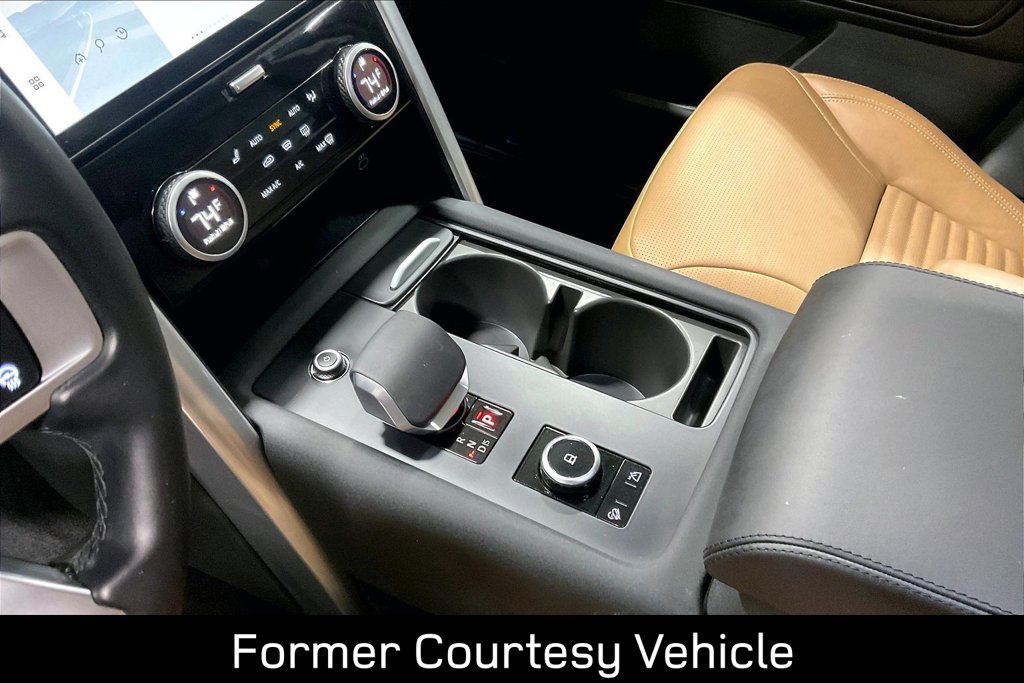 Used 2025 Land Rover Discovery Metropolitan Edition AWD/4WD image 19