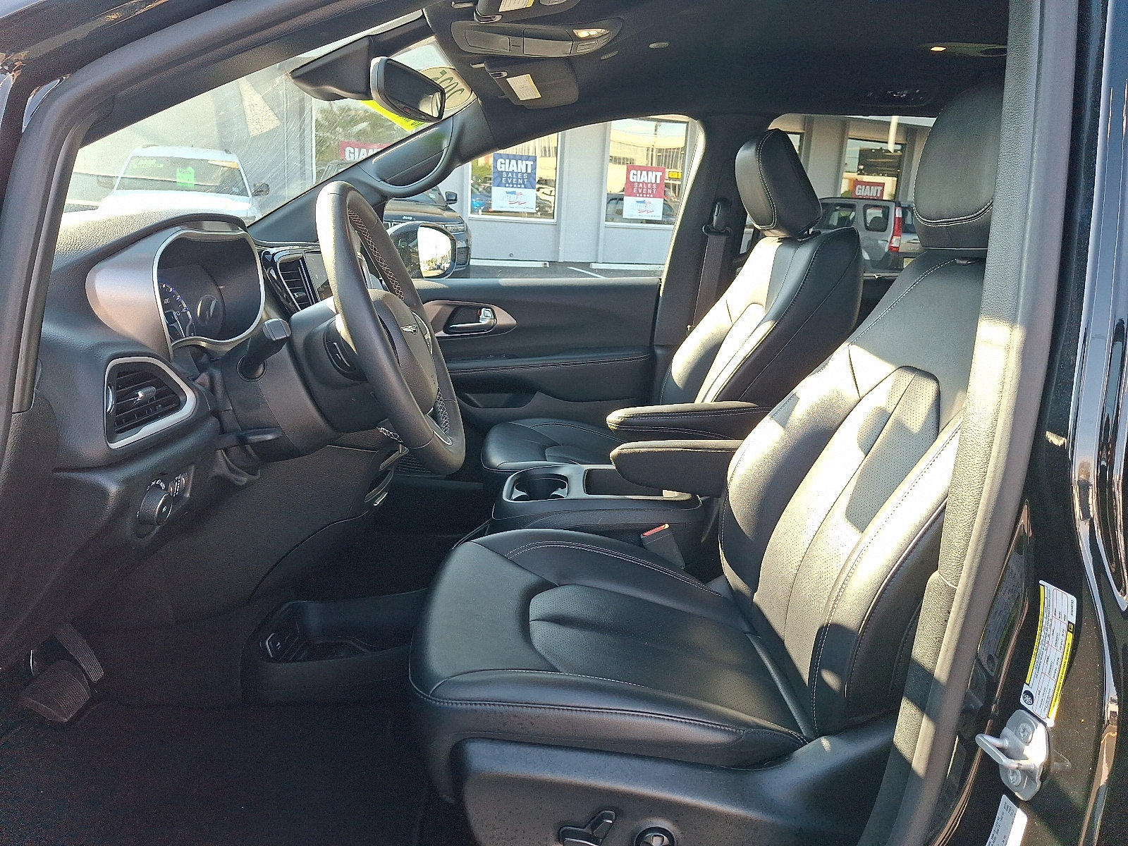 Used 2025 Chrysler Pacifica Select FWD image 14