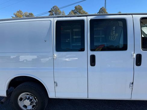Used 2014 Chevrolet Express 2500 image 2