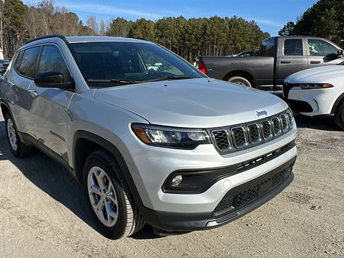 Used 2024 Jeep Compass Latitude image 5