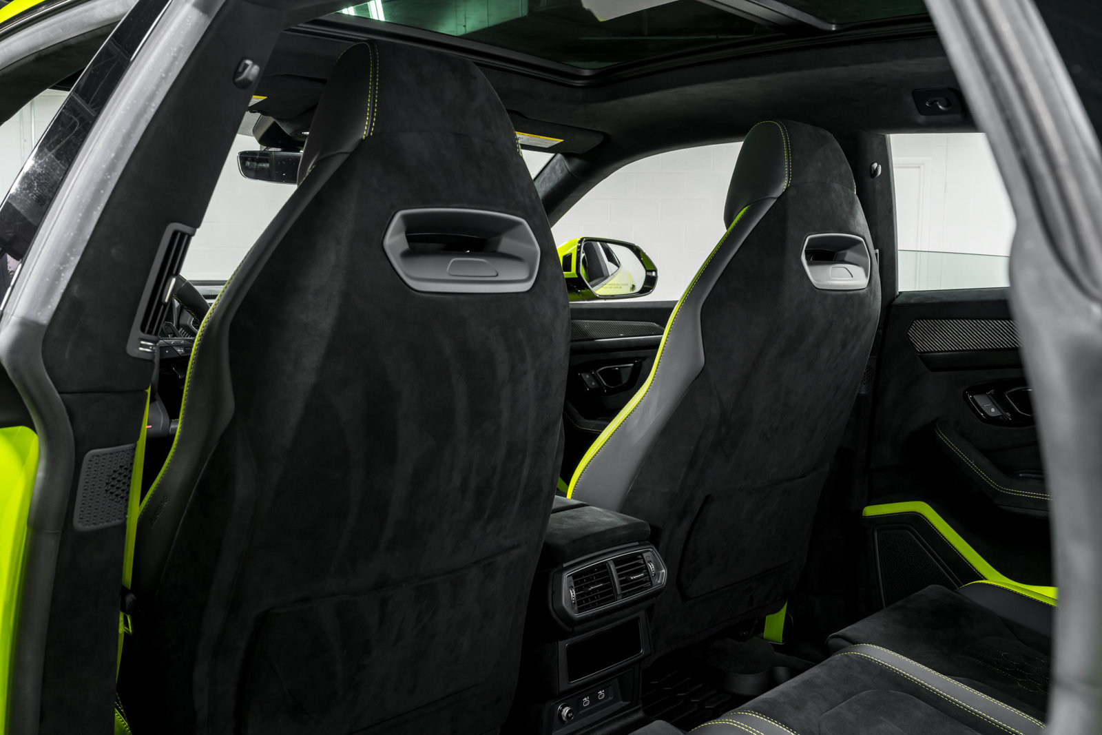 Used 2024 Lamborghini Urus Performante AWD/4WD image 32