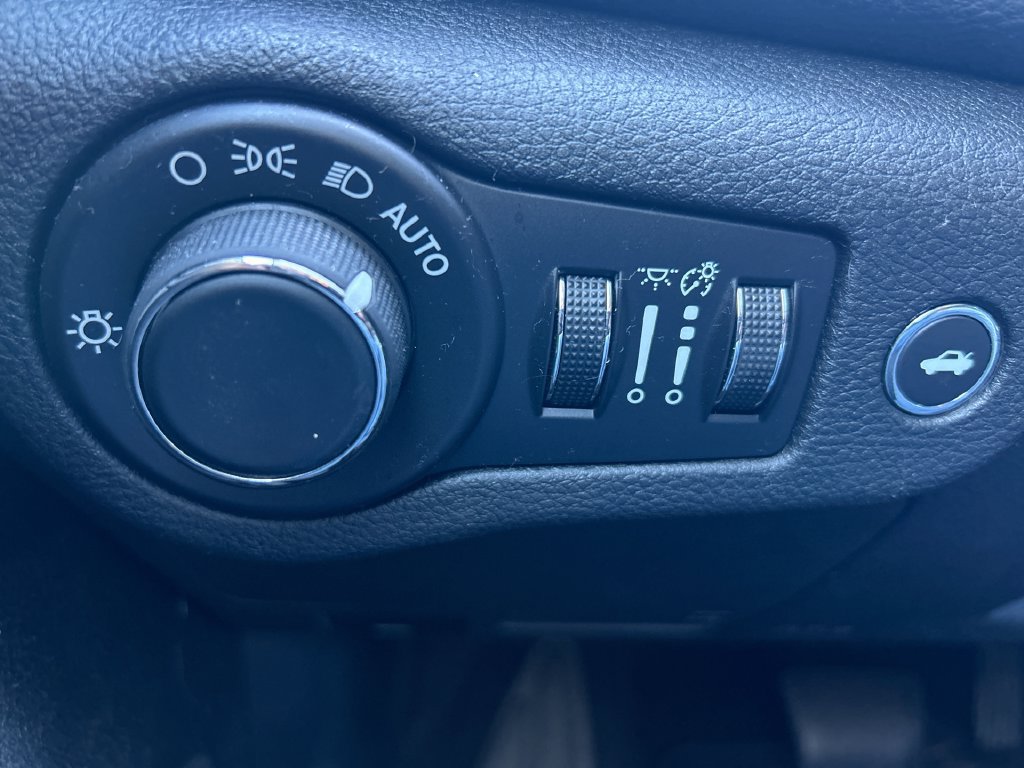 Used 2016 Chrysler 200 Limited FWD image 18