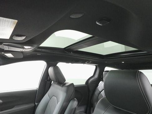 New 2026 Chrysler Pacifica Select image 14