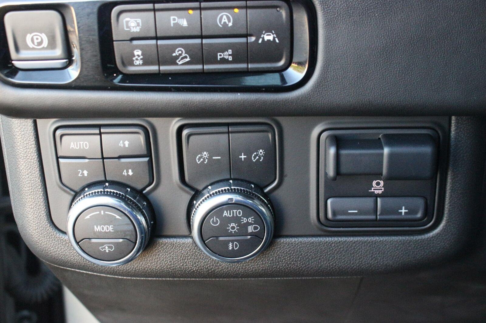 Used 2025 GMC Yukon AT4 Ultimate AWD/4WD image 34