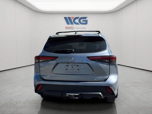 Used 2022 Toyota Highlander XLE AWD/4WD image 5