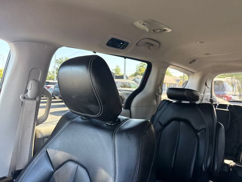 Used 2023 Chrysler Pacifica Touring-L FWD image 38