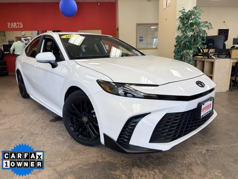 Used 2025 Toyota Camry SE FWD image 1