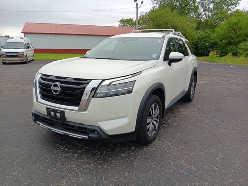 Used 2023 Nissan Pathfinder SL AWD/4WD image 11