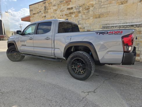 Used 2019 Toyota Tacoma TRD Off-Road image 3