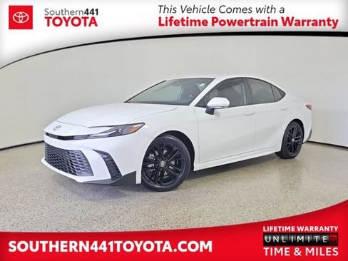 Used 2025 Toyota Camry SE FWD image 1