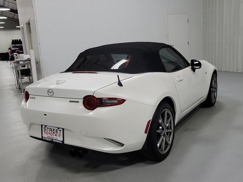 Used 2023 MAZDA MX-5 Miata Grand Touring RWD image 4