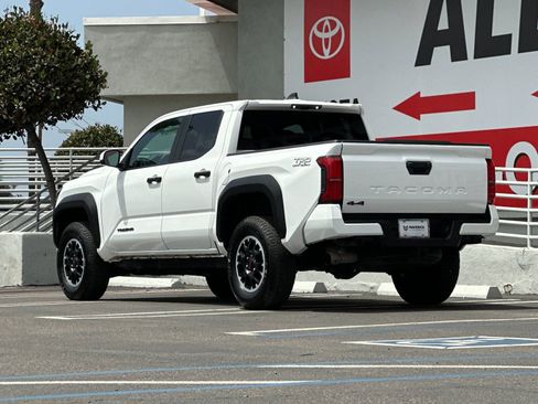 Used 2025 Toyota Tacoma TRD Off-Road AWD/4WD image 3