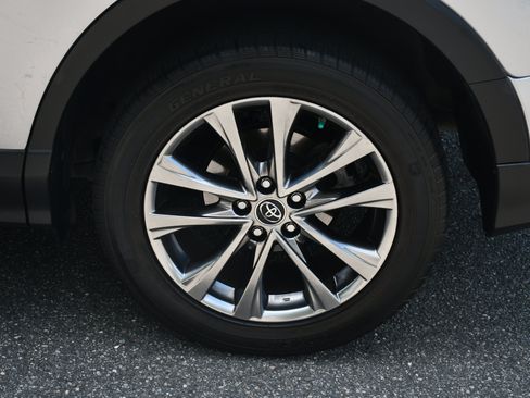 Used 2018 Toyota RAV4 Limited FWD image 22