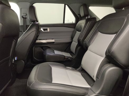 Used 2022 Ford Explorer XLT w/ Equipment Group 202A RWD image 18