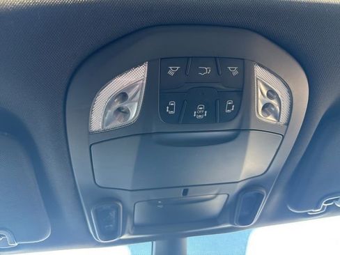 Used 2025 Chrysler Pacifica Limited image 25