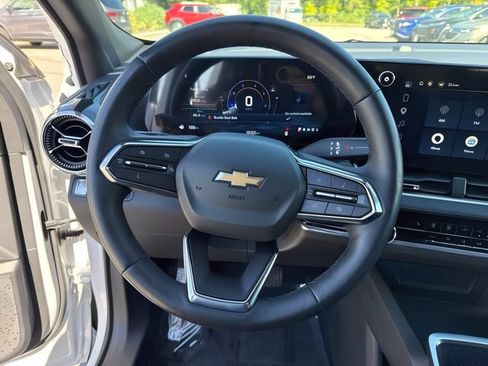 Used 2025 Chevrolet Equinox LT w/ Safety and Technology Package FWD image 20