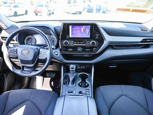 Used 2023 Toyota Highlander LE image 2