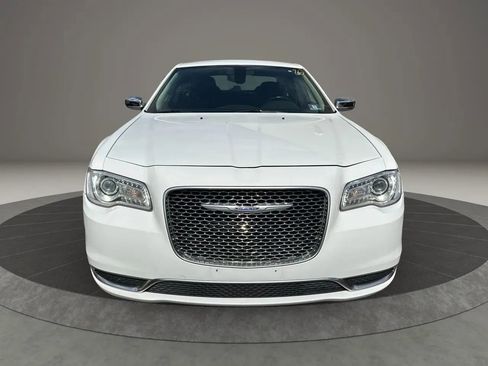 Used 2019 Chrysler 300 Touring w/ Chrome Appearance Package image 2