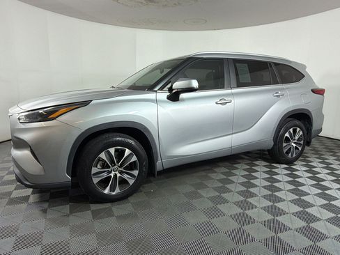 Used 2023 Toyota Highlander XLE AWD/4WD image 21