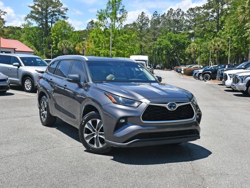 Used 2022 Toyota Highlander XLE FWD image 6