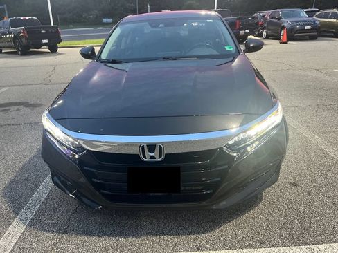 Used 2018 Honda Accord Touring image 2