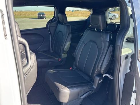 New 2026 Chrysler Pacifica Select image 23