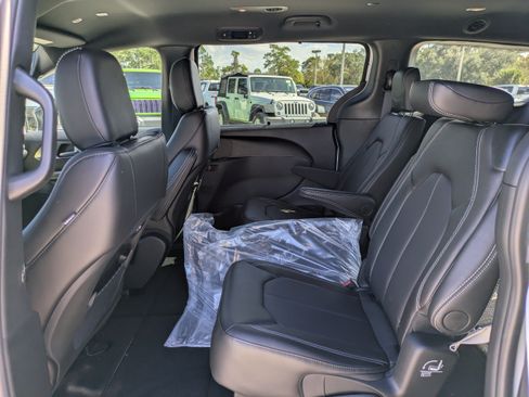 New 2026 Chrysler Pacifica Select FWD image 12