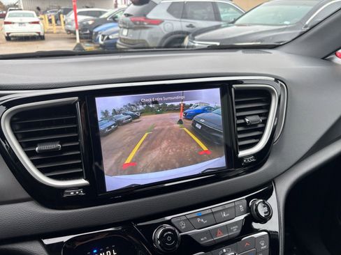 Used 2025 Chrysler Pacifica Select image 25