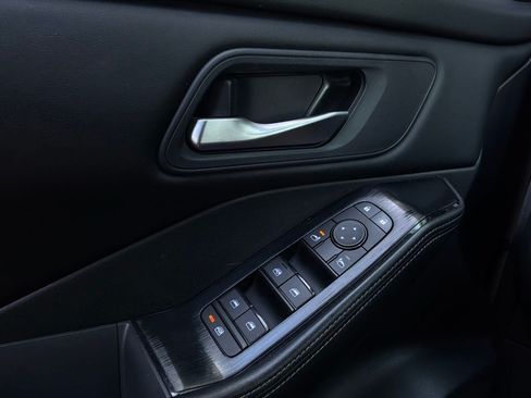 Used 2025 Nissan Rogue SV FWD image 21