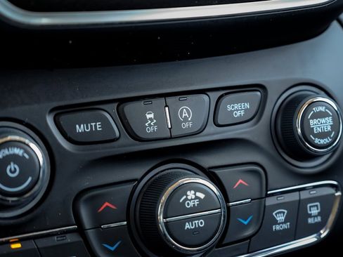 Used 2022 Jeep Cherokee Trailhawk w/ Premium Leather Package image 37