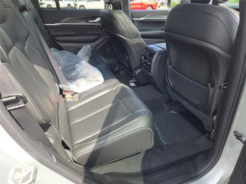 New 2025 Jeep Grand Cherokee Limited w/ Black Appearance Package image 9