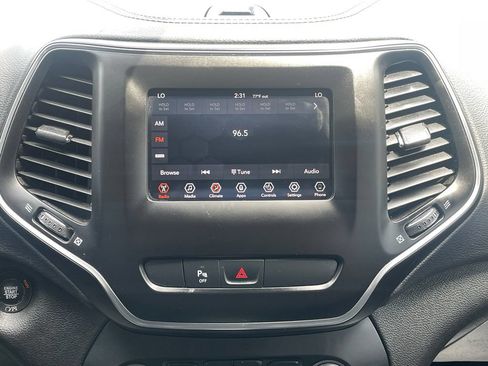 Used 2019 Jeep Cherokee Latitude Plus w/ Comfort/Convenience Group AWD/4WD image 23