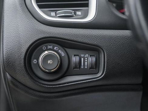 Used 2019 Jeep Renegade Latitude w/ Cold Weather Group image 39