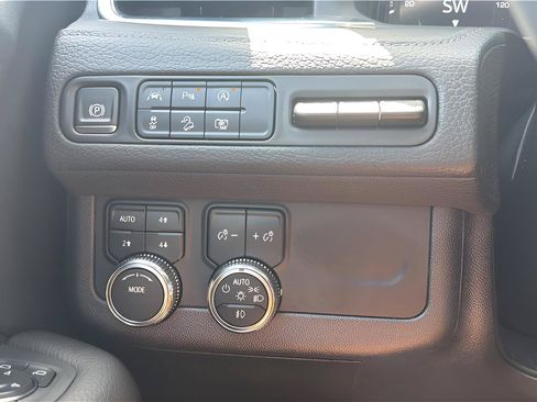 Used 2024 GMC Yukon Denali AWD/4WD image 15