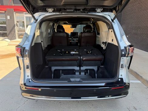 Used 2023 Toyota Sienna Platinum AWD/4WD image 19
