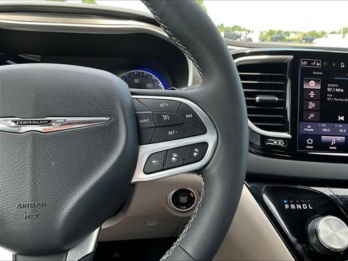 Used 2024 Chrysler Pacifica Touring-L FWD image 12