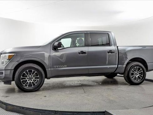 Used 2023 Nissan Titan SV image 3