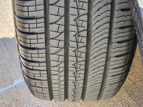 Used 2022 Land Rover Range Rover Velar R-Dynamic S image 11