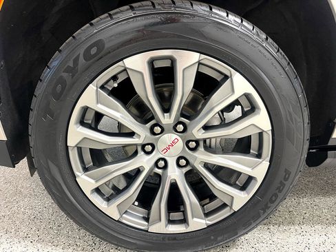 Used 2021 GMC Yukon Denali w/ Denali Premium Package image 8