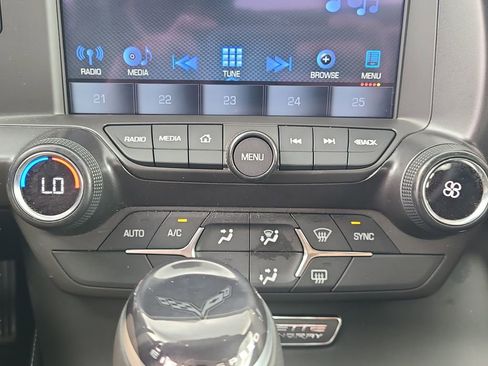 Used 2019 Chevrolet Corvette Stingray Convertible w/ Carbon Flash Badge Package RWD image 18