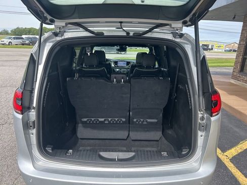 Used 2023 Chrysler Pacifica Limited w/ Uconnect Theater Family Group FWD image 6