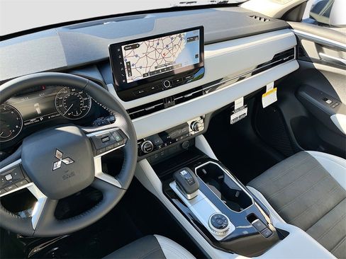 New 2025 Mitsubishi Outlander SE image 24