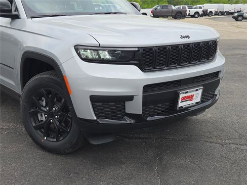 Used 2025 Jeep Grand Cherokee L Laredo image 2